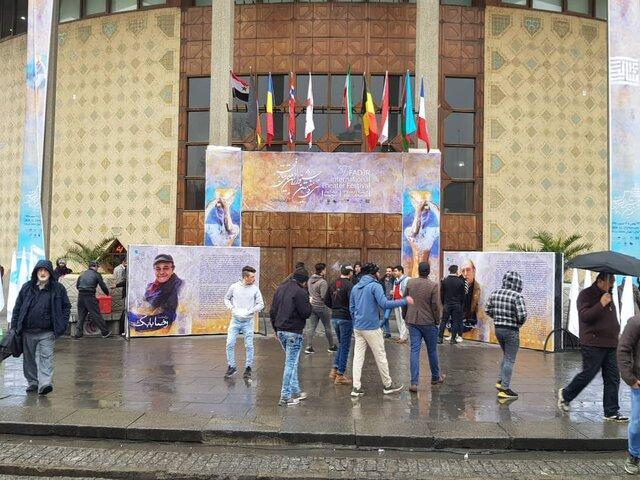 شروع رسمی جشنواره تئاتر فجر زیر باران