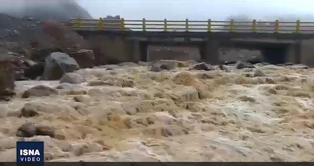 جاری شدن سیلاب در مهریز یزد