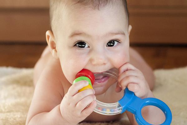 چگونه درد دندان درآوردن کودک را تسکین دهیم؟