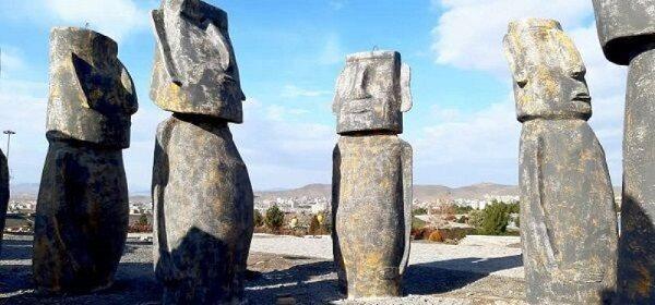 نصب مجسمه های باستانی شیلی در مینی ورلد ملایر
